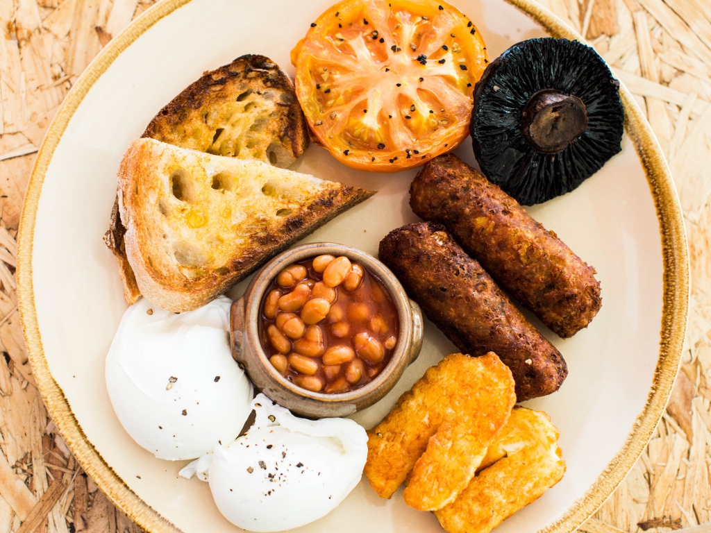 Запеченные овощи на тарелке с фасолью и гренками 