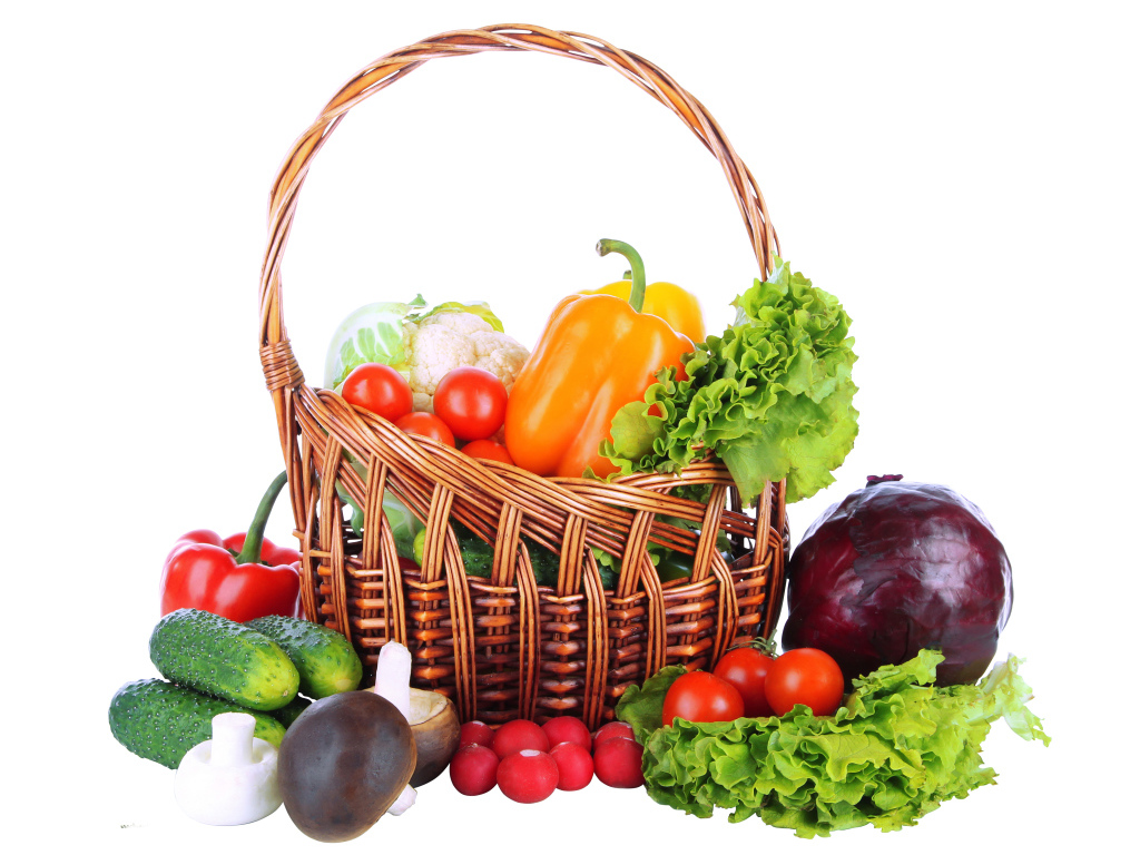 Корзина свежих овощей на белом фоне