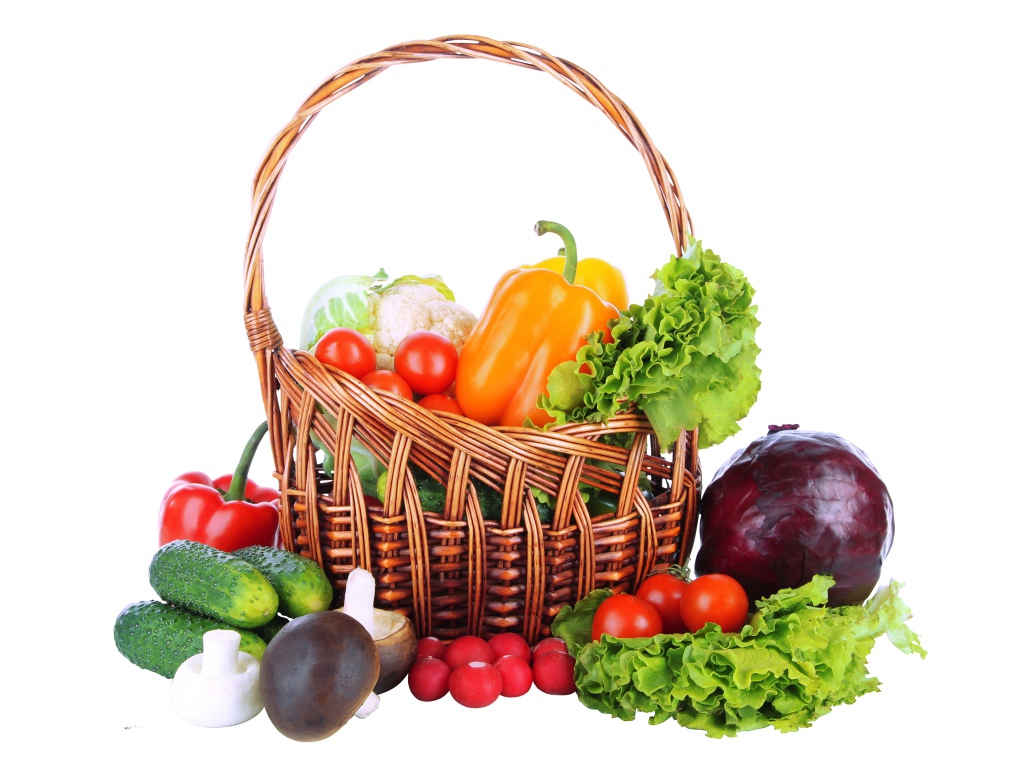 Корзина с овощами на белом фоне