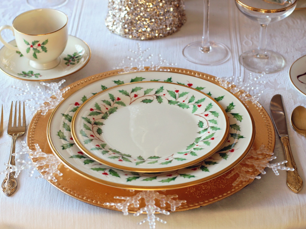 Красивая посуда и столовые приборы на столе 