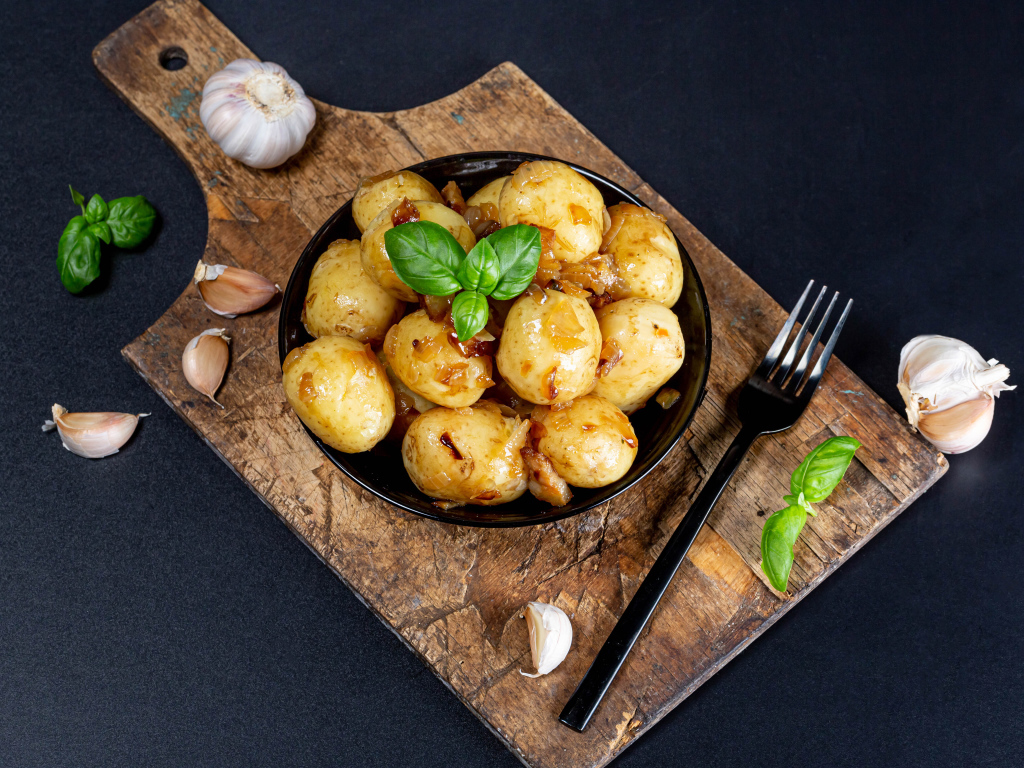 Вареный молодой картофель с жареным луком