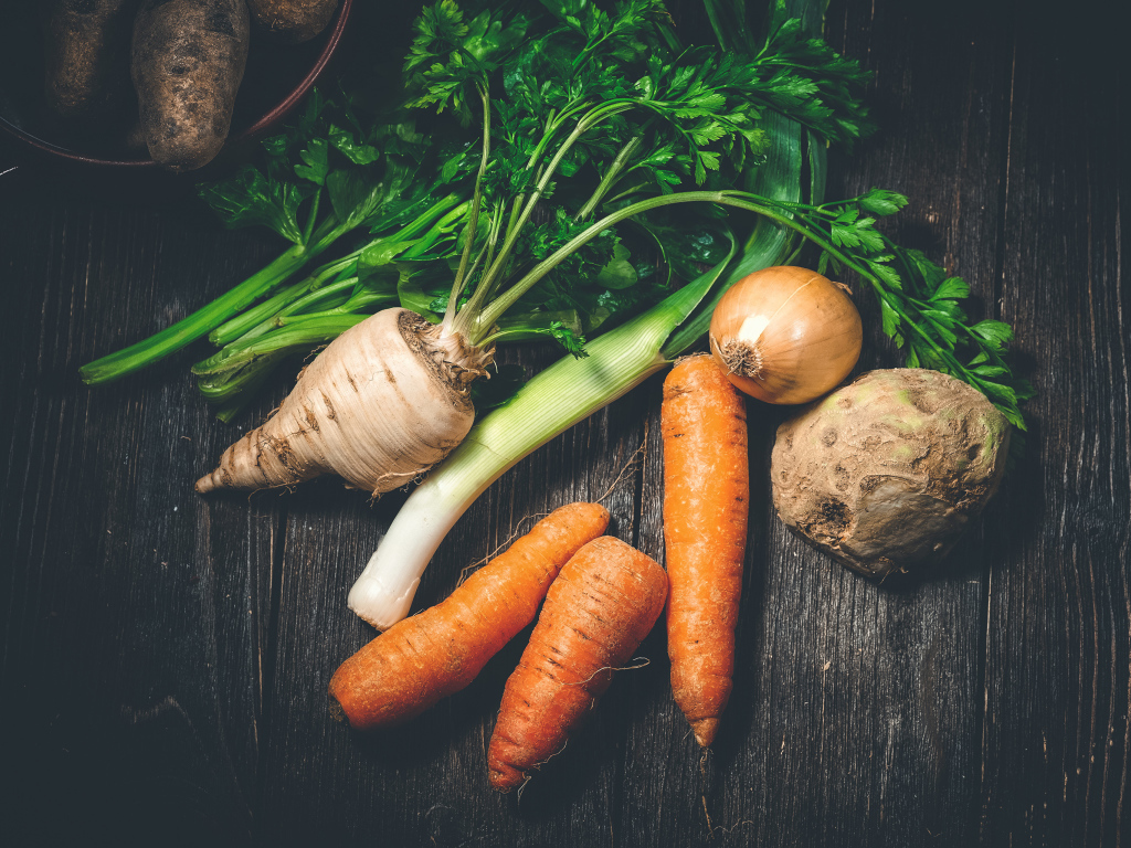 Сельдерей, морковь и лук на столе 