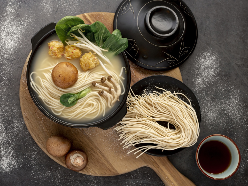 Китайская лапша с грибами и зеленью 