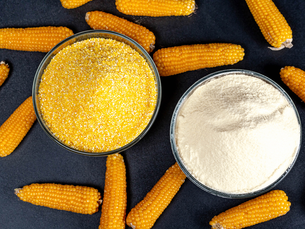 Кукурузные кочаны на столе с кашей и мукой