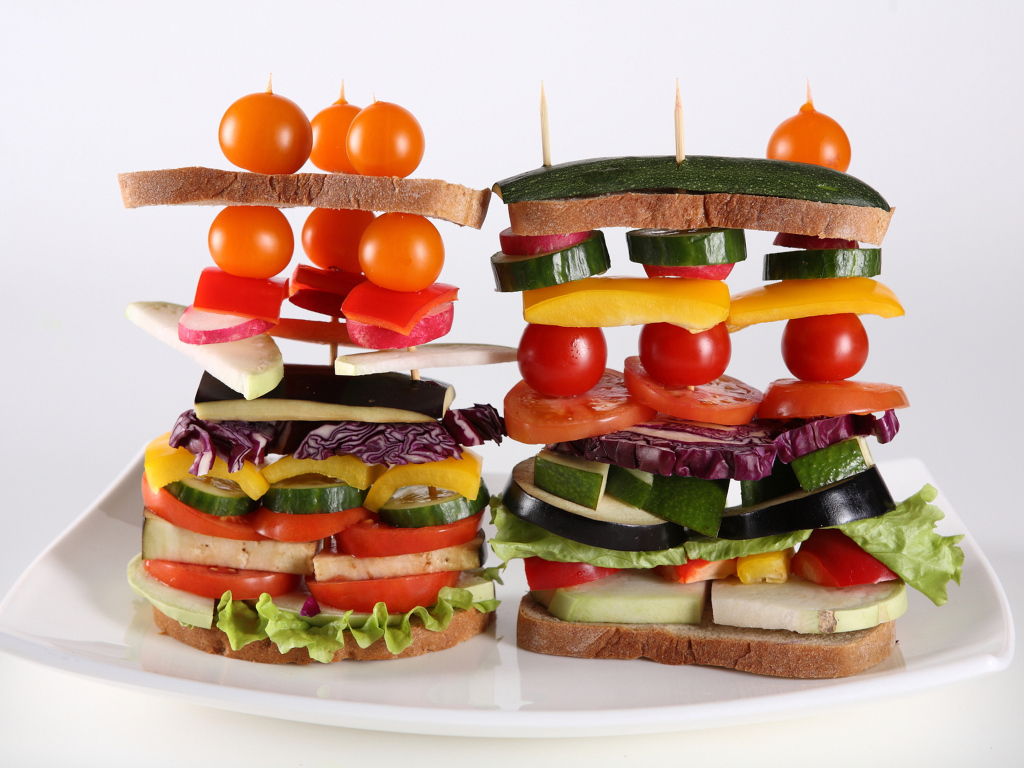 Креативный бутерброд на белой тарелке 