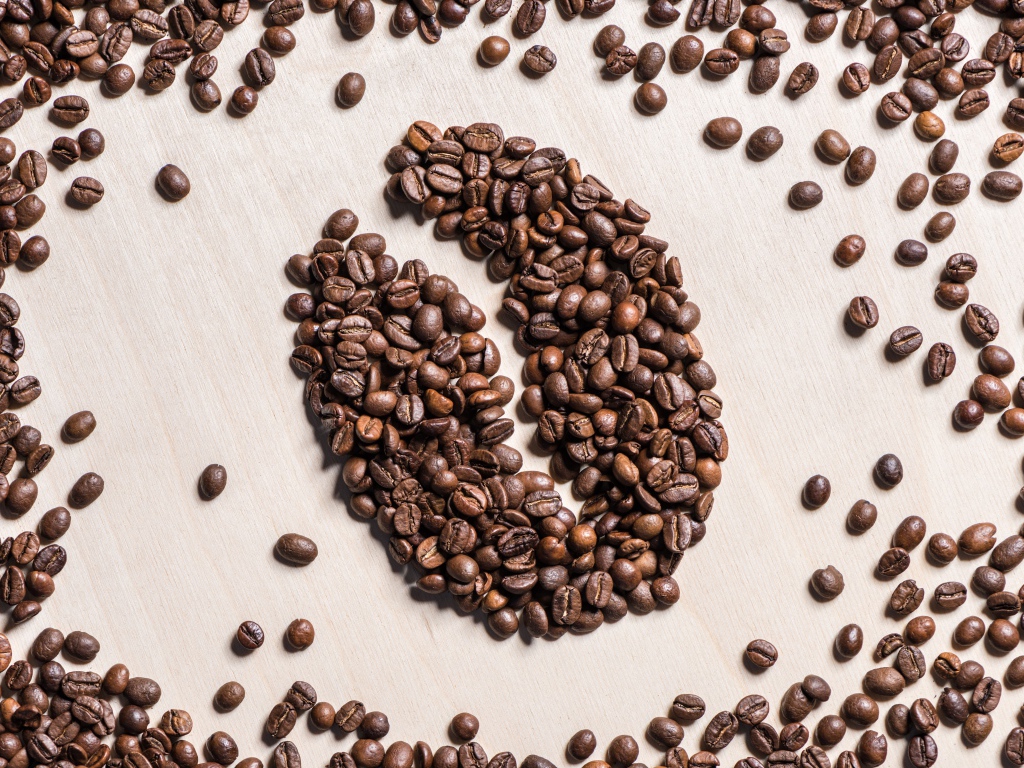 Рисунок к зерна на столе из жареных кофейных зерен 