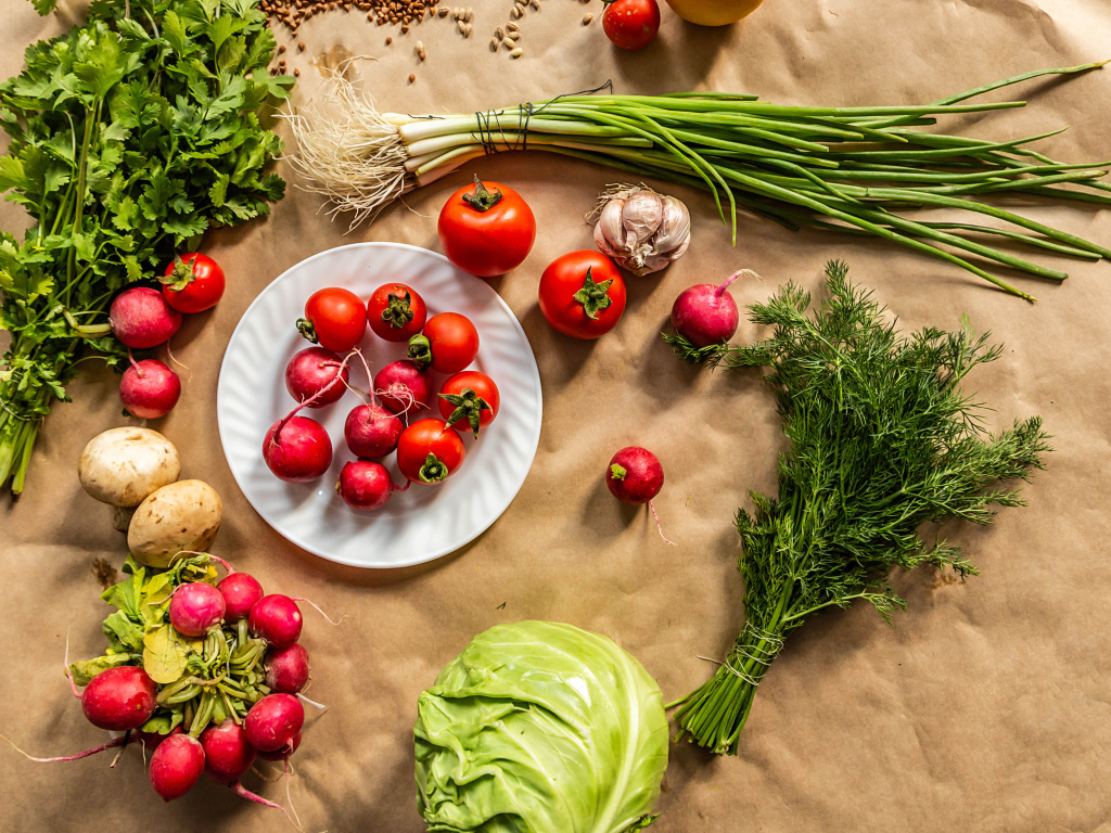Свежие аппетитные овощи и зелень с огорода 