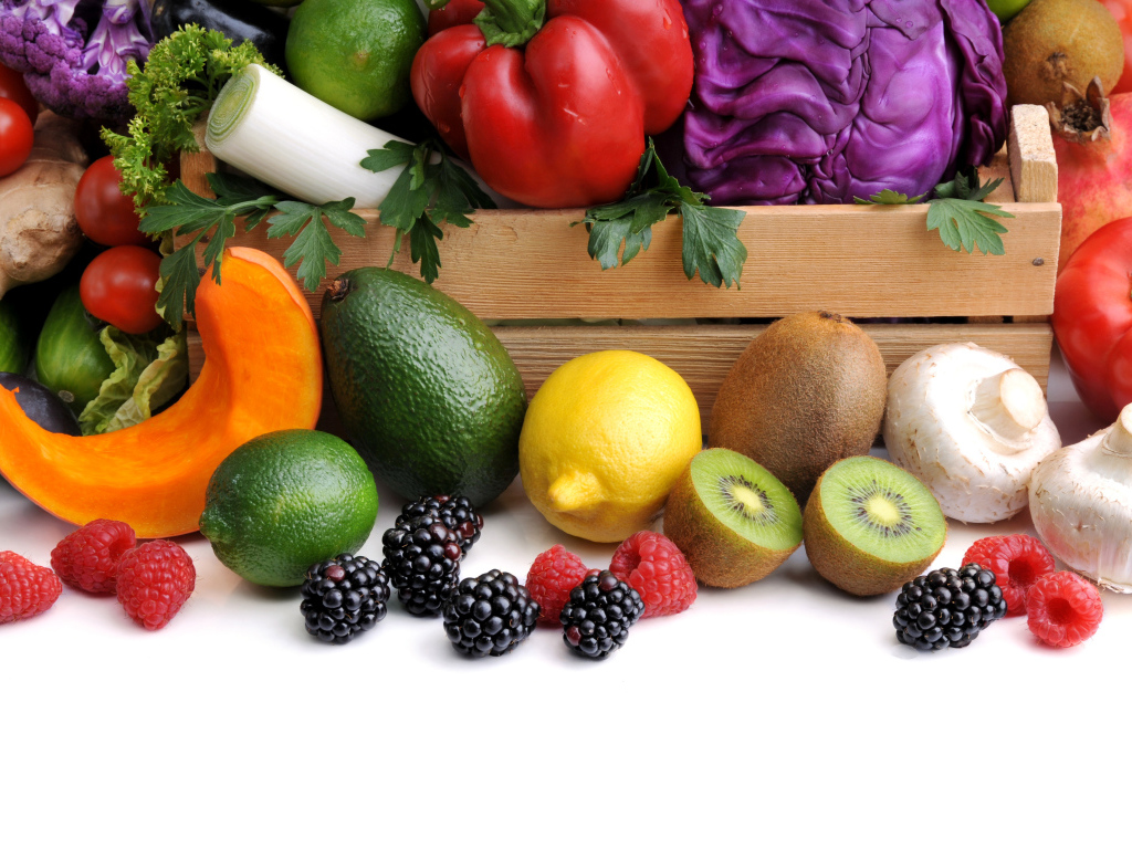 Свежие вкусные овощи с ягодами и фруктами 