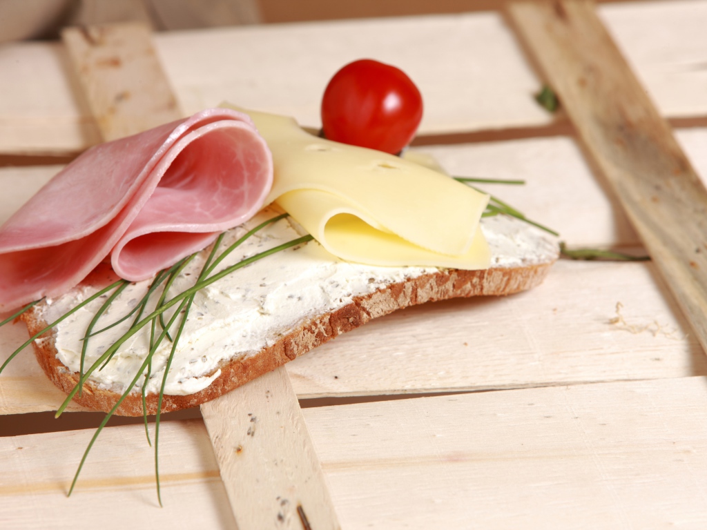 Бутерброд с ветчиной, сыром и помидором 