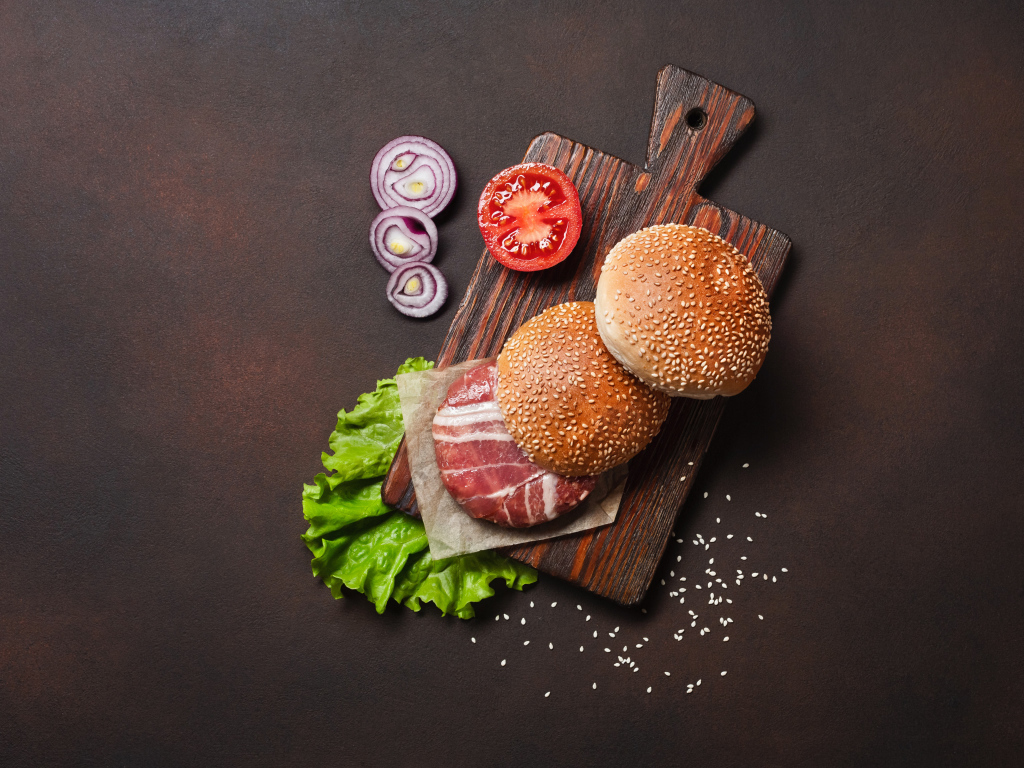 Продукты для приготовления гамбургера на столе 