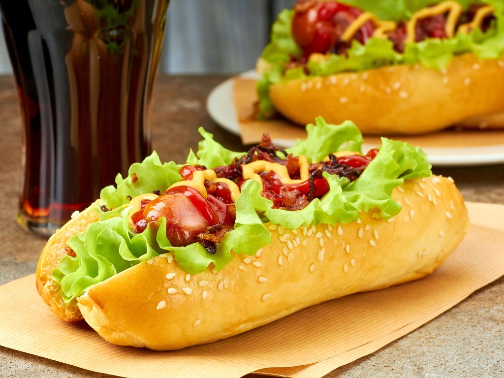 Хот дог на столе бутылкой кока колы