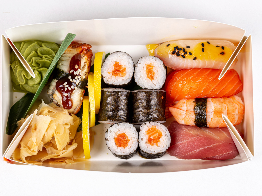 Японские суши в коробке на белом фоне