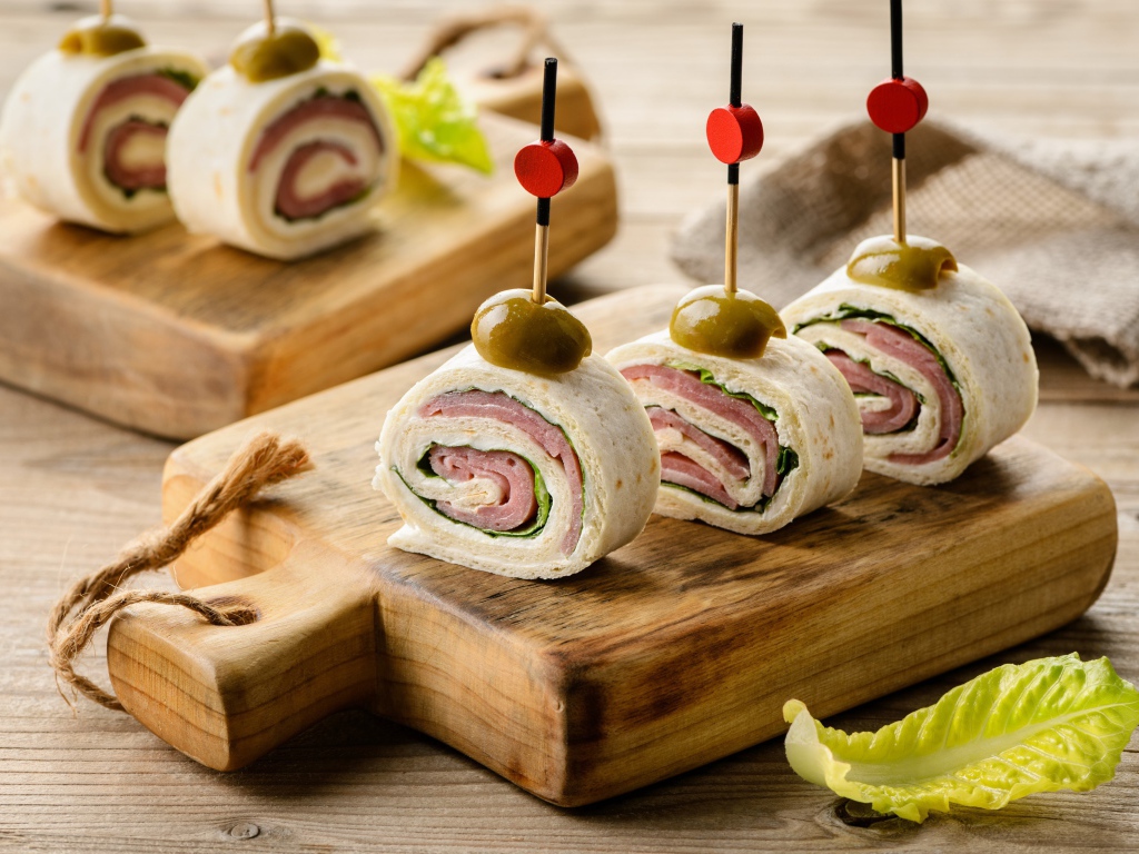 Рулетики из лаваша с ветчиной на столе 