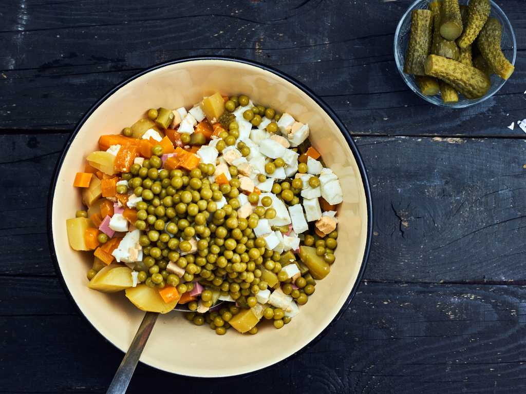 Салат оливье в миске на столе 