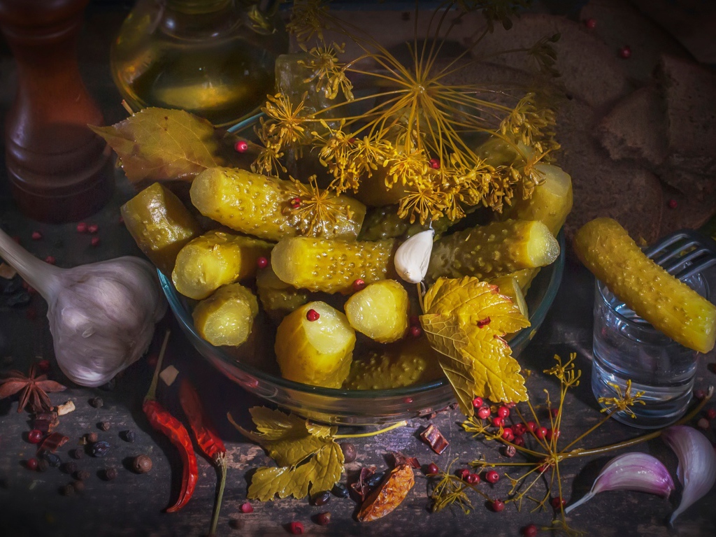 Маринованные огурцы на столе со специями и чесноком