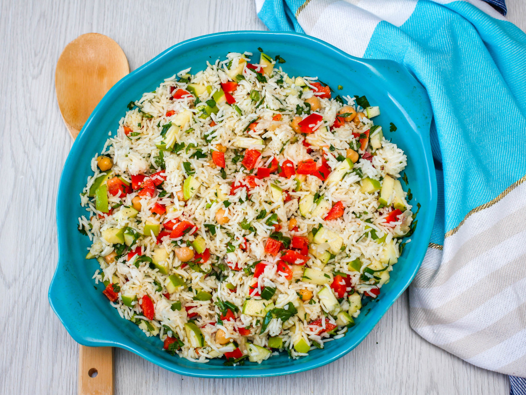 Плов с овощами в голубом казане на столе 