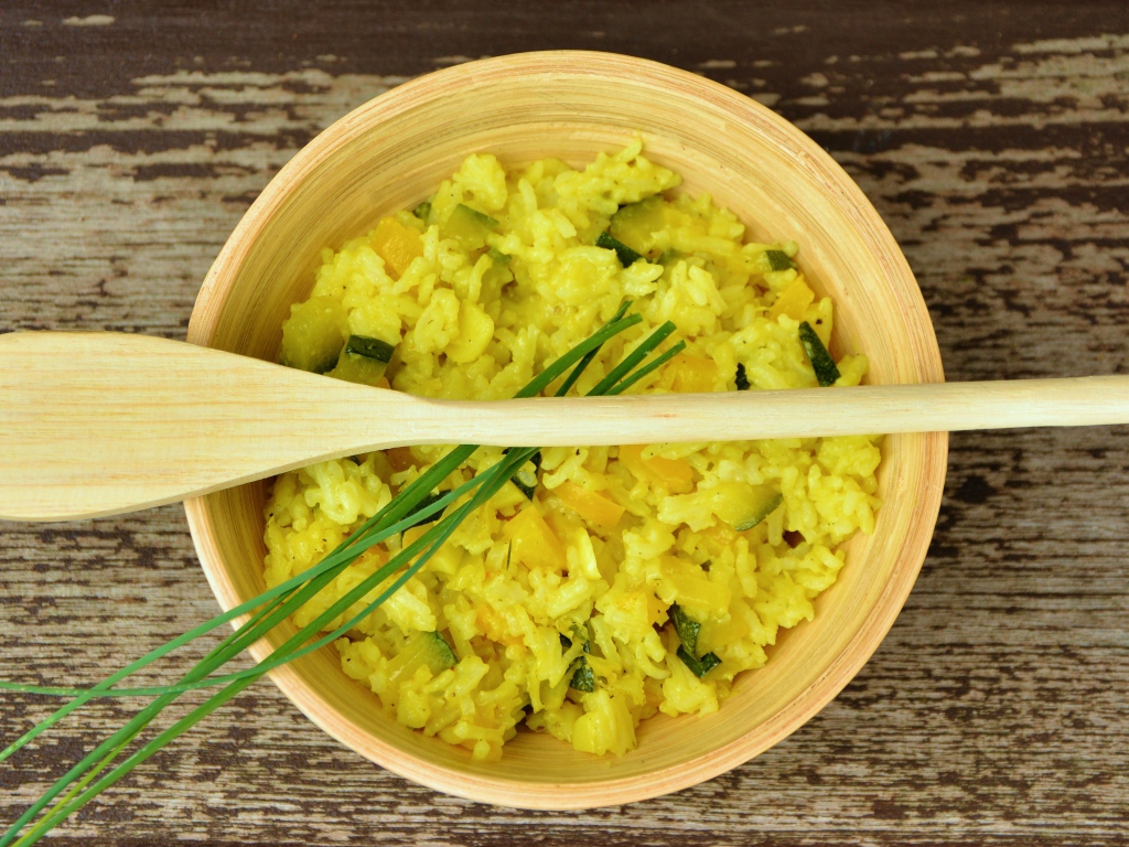 Блюдо ризотто в деревянной миске с ложкой