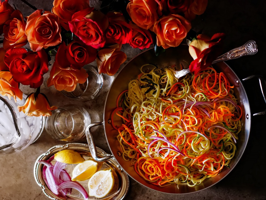 Салат из овощей на столе с розами 