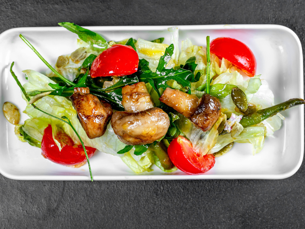 Салат с капустой, жареными шампиньонами и помидорами