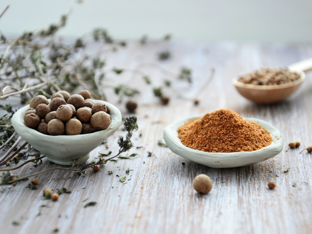 Специи на деревянном столе 