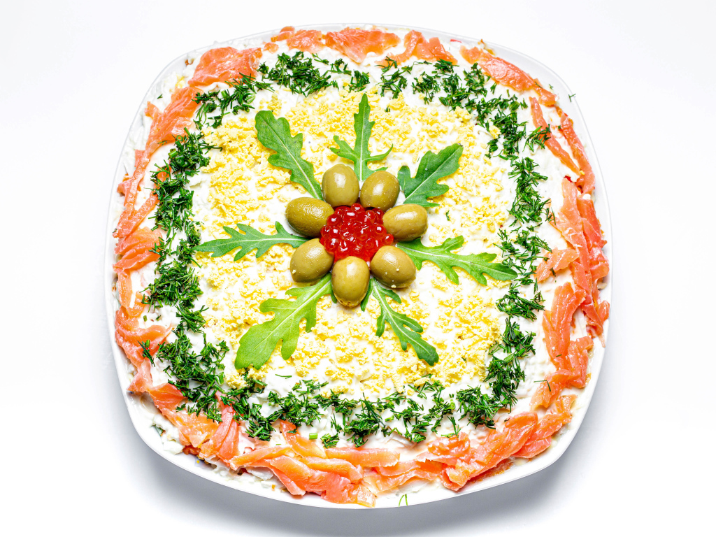 Вкусный салат с красной рыбой на белом фоне