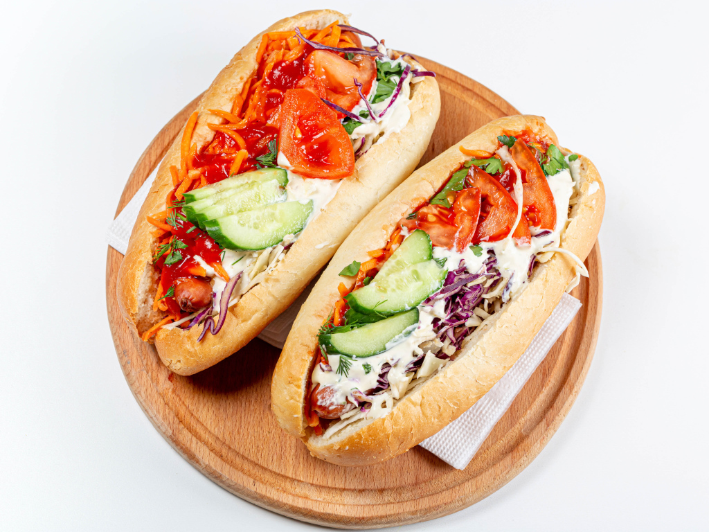 Два вегетарианских хот дога  на белом фоне 