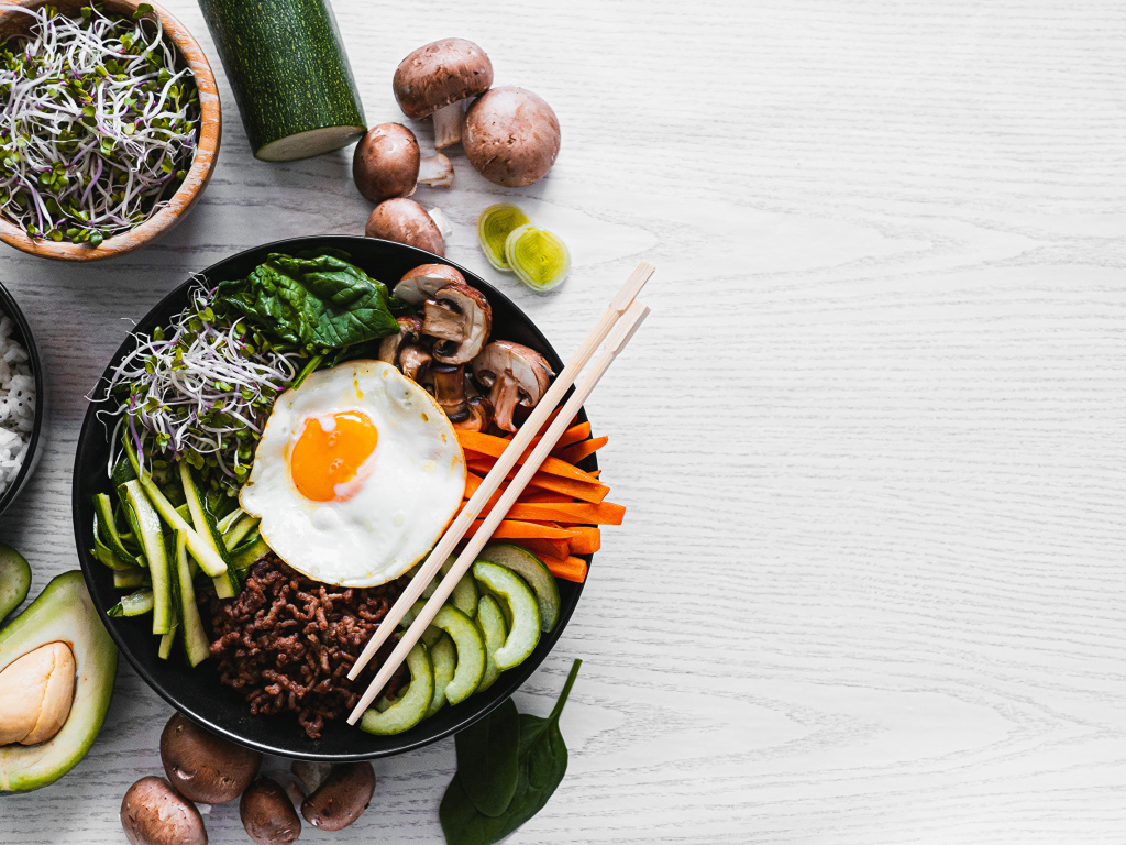 Овощи с яичницей на столе 