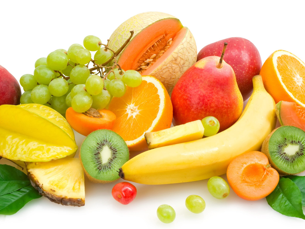 Аппетитное фруктовое ассорти на белом фоне