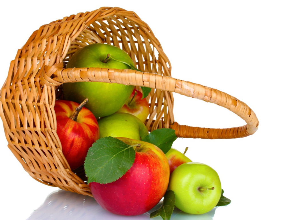 Красивые разноцветные яблоки в корзине на белом фоне