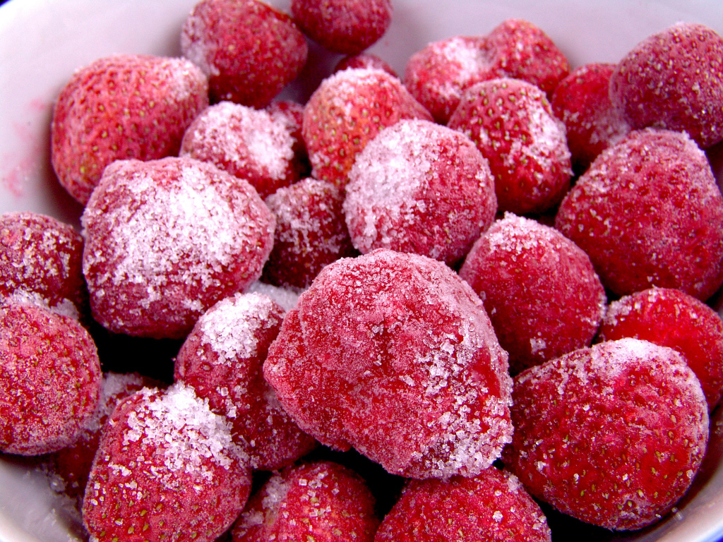 Миска с замороженной клубникой  