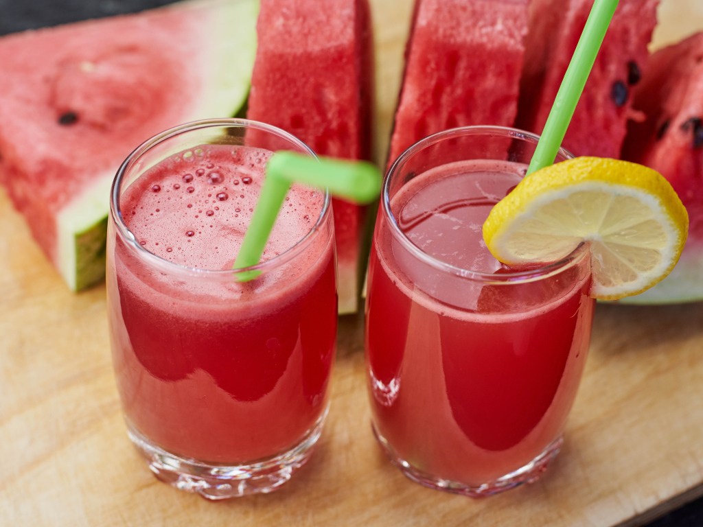 Свежий арбузный сок в стаканах на столе