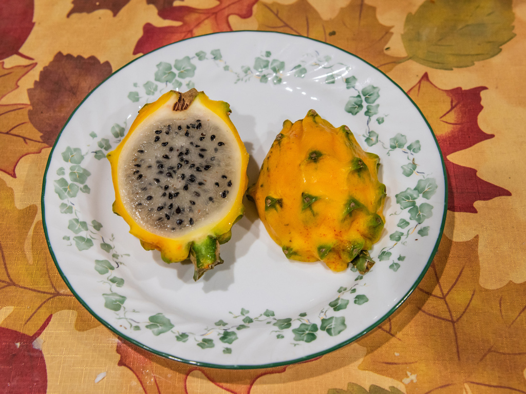 Фрукт петайя на тарелке на столе