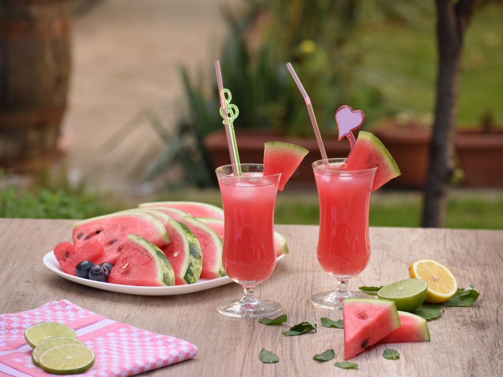 Куски арбуза на столе с коктейлем