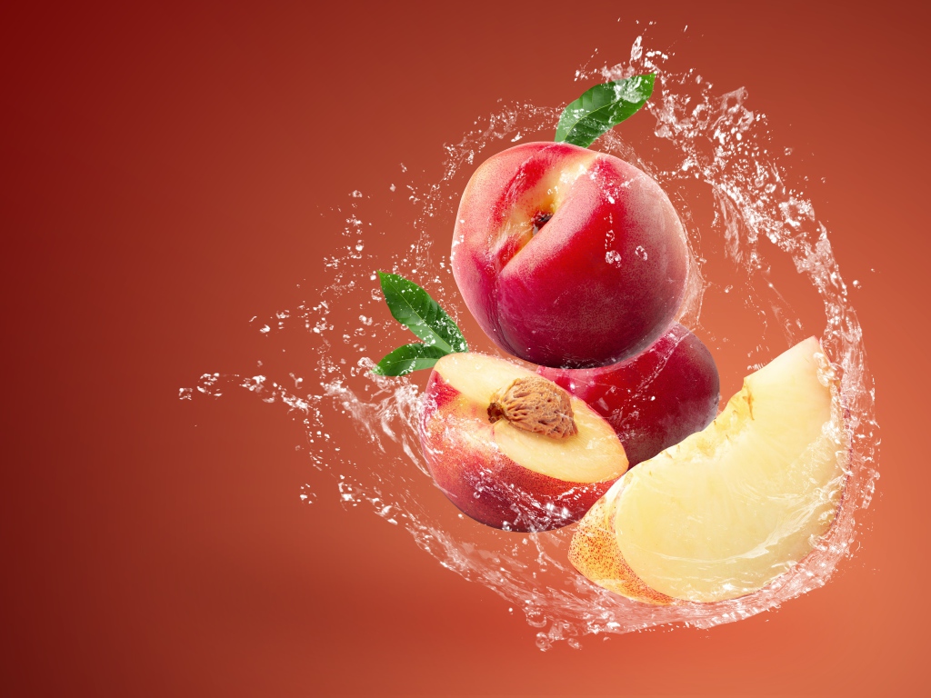 Красные плоды нектарина в воде на коричневом фоне