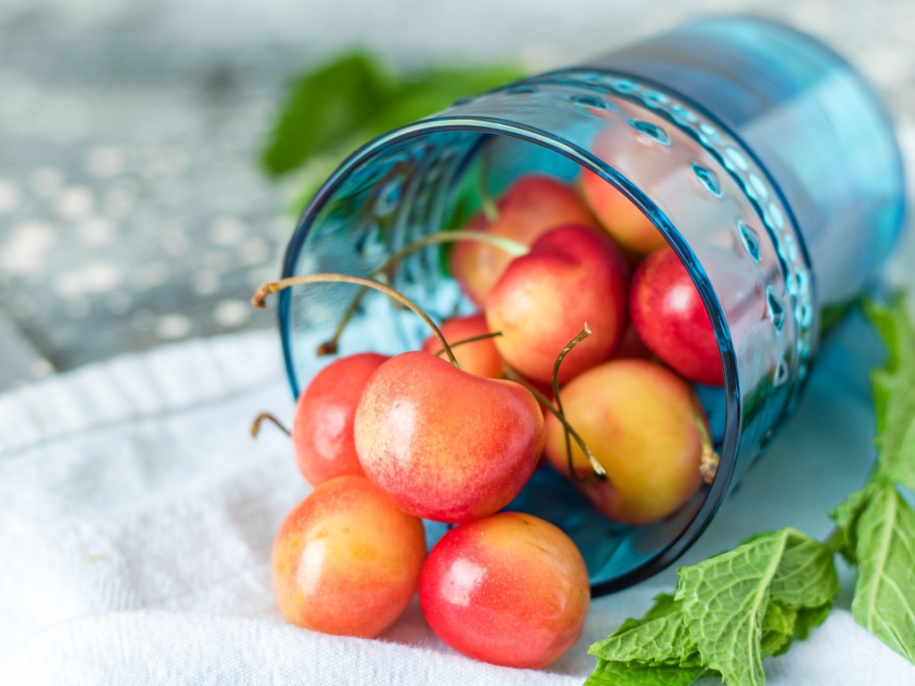 Спелые сочные ягоды черешни в стакане 