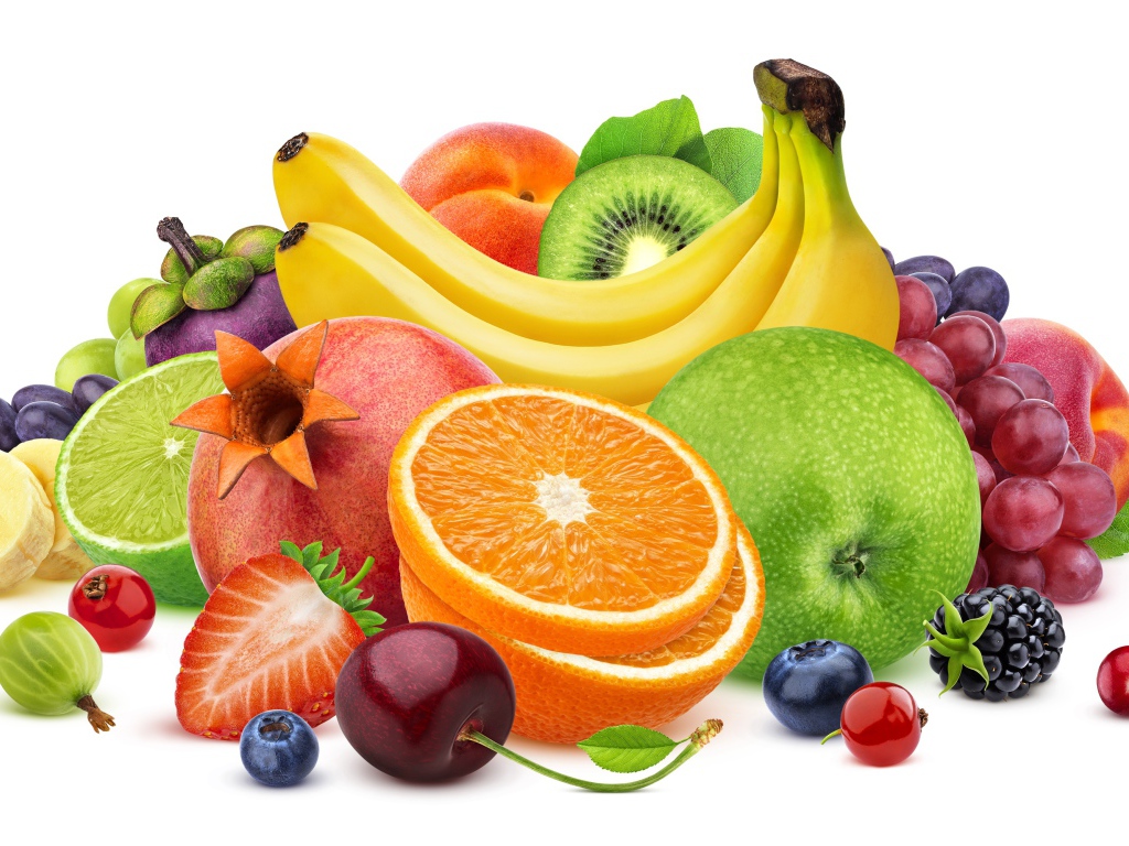 Вкусные сочные фрукты и ягоды на белом фоне крупным планом