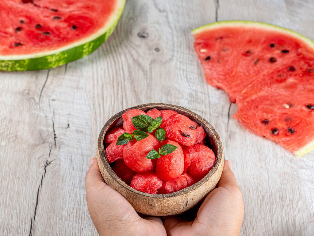 Мякоть арбуза в миске в руках