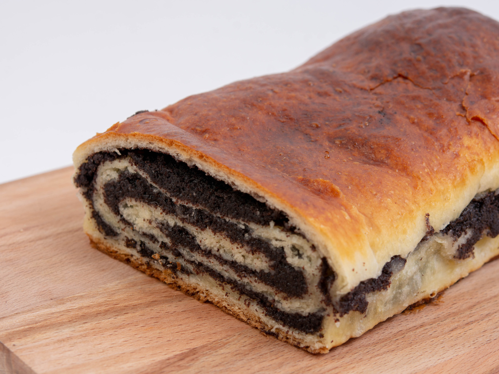Вкусный сладкий рулет с маком на столе
