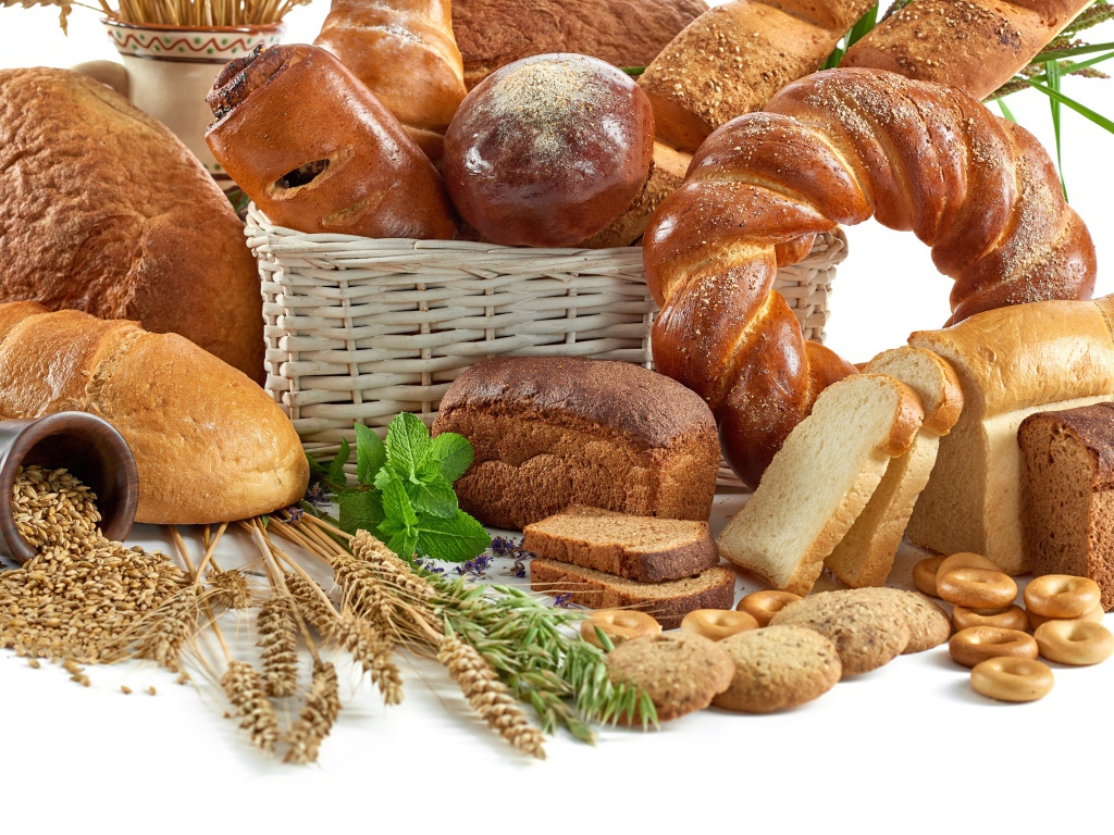 Различная вкусная ароматная свежая выпечка на белом фоне