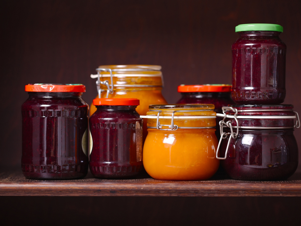 Много заготовок джема на зиму на столе 