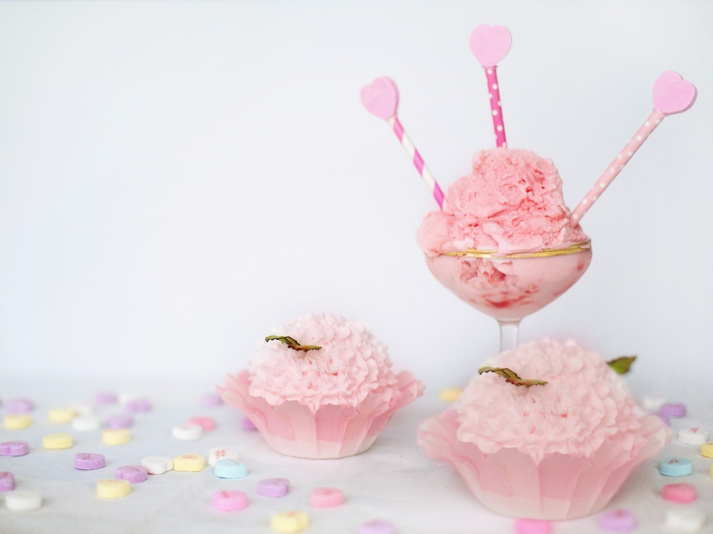 Воздушное розовое пирожное с кремом