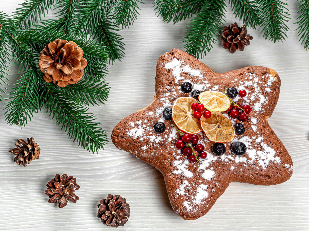 Аппетитный рождественский кекс в форме звезды с еловой веткой и шишками