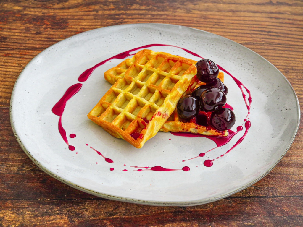 Аппетитные сладкие вафли с вишневым вареньем 