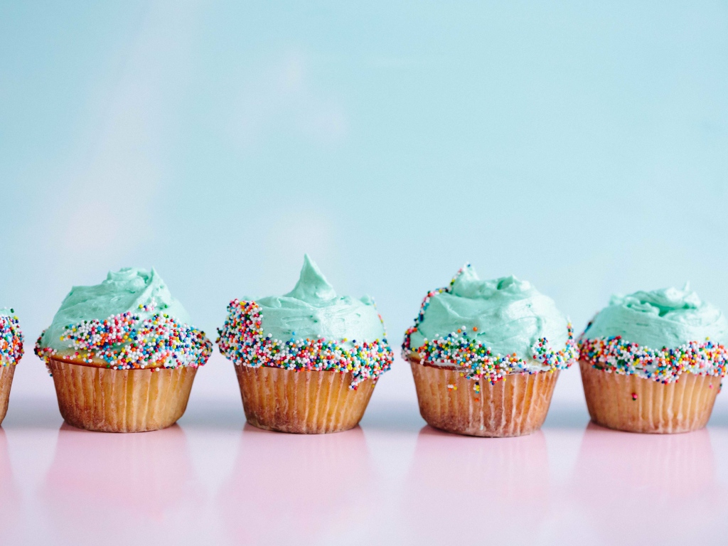 Красивые праздничные кексы с голубым кремом