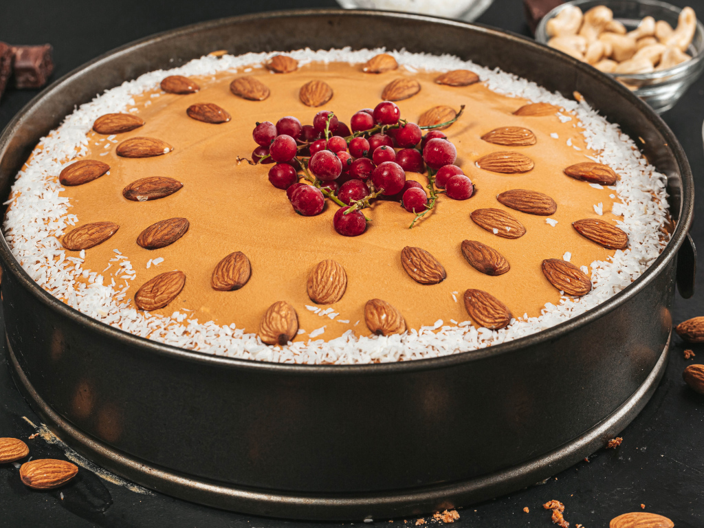 Торт с миндальными орехами, кокосовой стружкой и красной смородиной