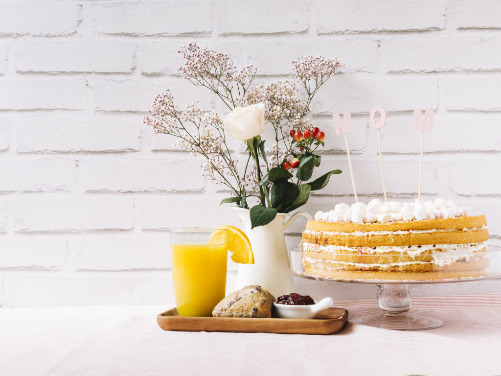 Торт с цветами кексом и соком для мамы