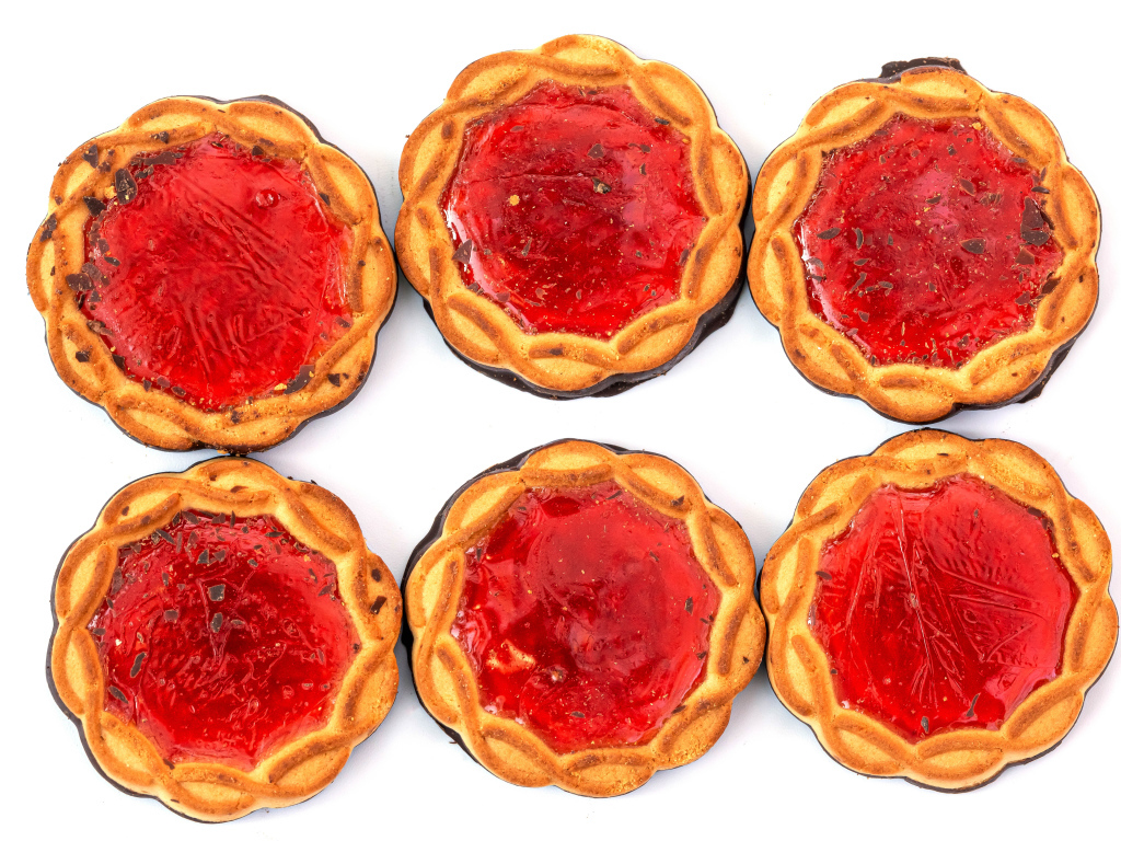 Пирожное с джемом на белом фоне