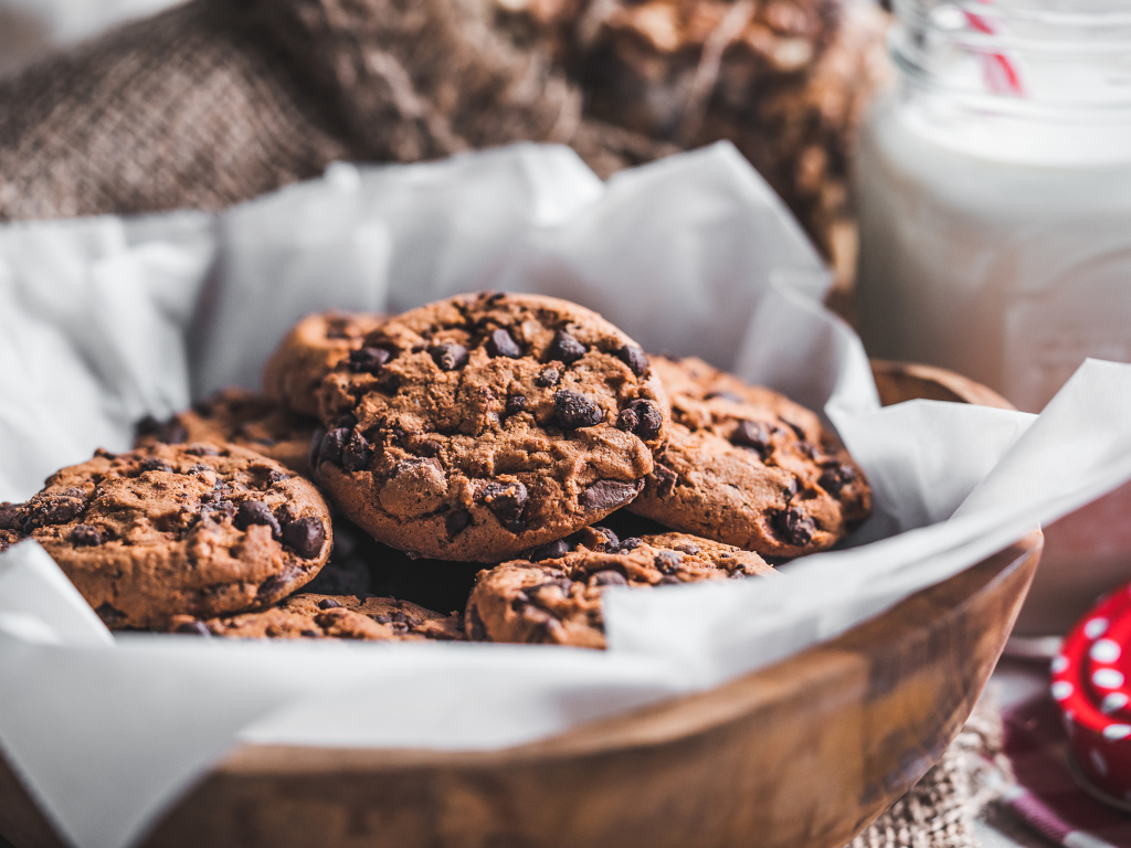 Печенье с шоколадной крошкой на столе 