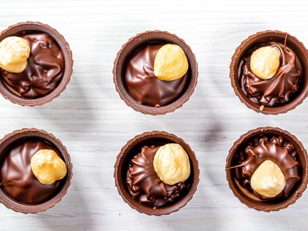 Шоколадные конфеты с фундуком на столе