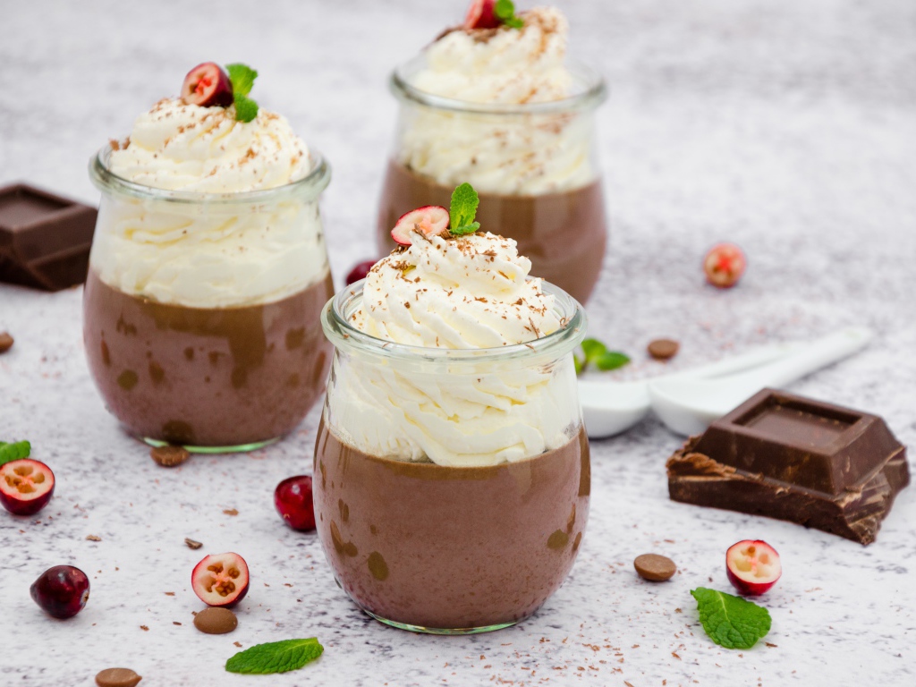 Шоколад со сливками в баночках на столе 